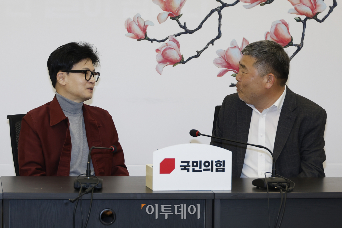 ▲한동훈 국민의힘 비상대책위원장이 7일 오전 서울 영등포구 국민의힘 중앙당사에서 김동명 한국노동조합총연맹 위원장을 접견하고 있다. 조현호 기자 hyunho@