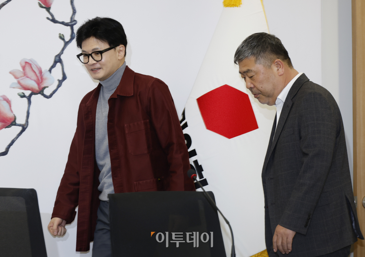▲한동훈 국민의힘 비상대책위원장이 7일 오전 서울 영등포구 국민의힘 중앙당사에서 김동명 한국노동조합총연맹 위원장을 접견하고 있다. 조현호 기자 hyunho@