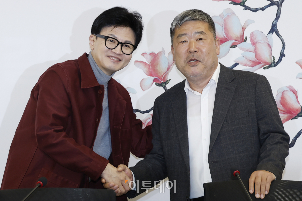 ▲한동훈 국민의힘 비상대책위원장이 7일 오전 서울 영등포구 국민의힘 중앙당사에서 김동명 한국노동조합총연맹 위원장을 접견하고 있다. 조현호 기자 hyunho@