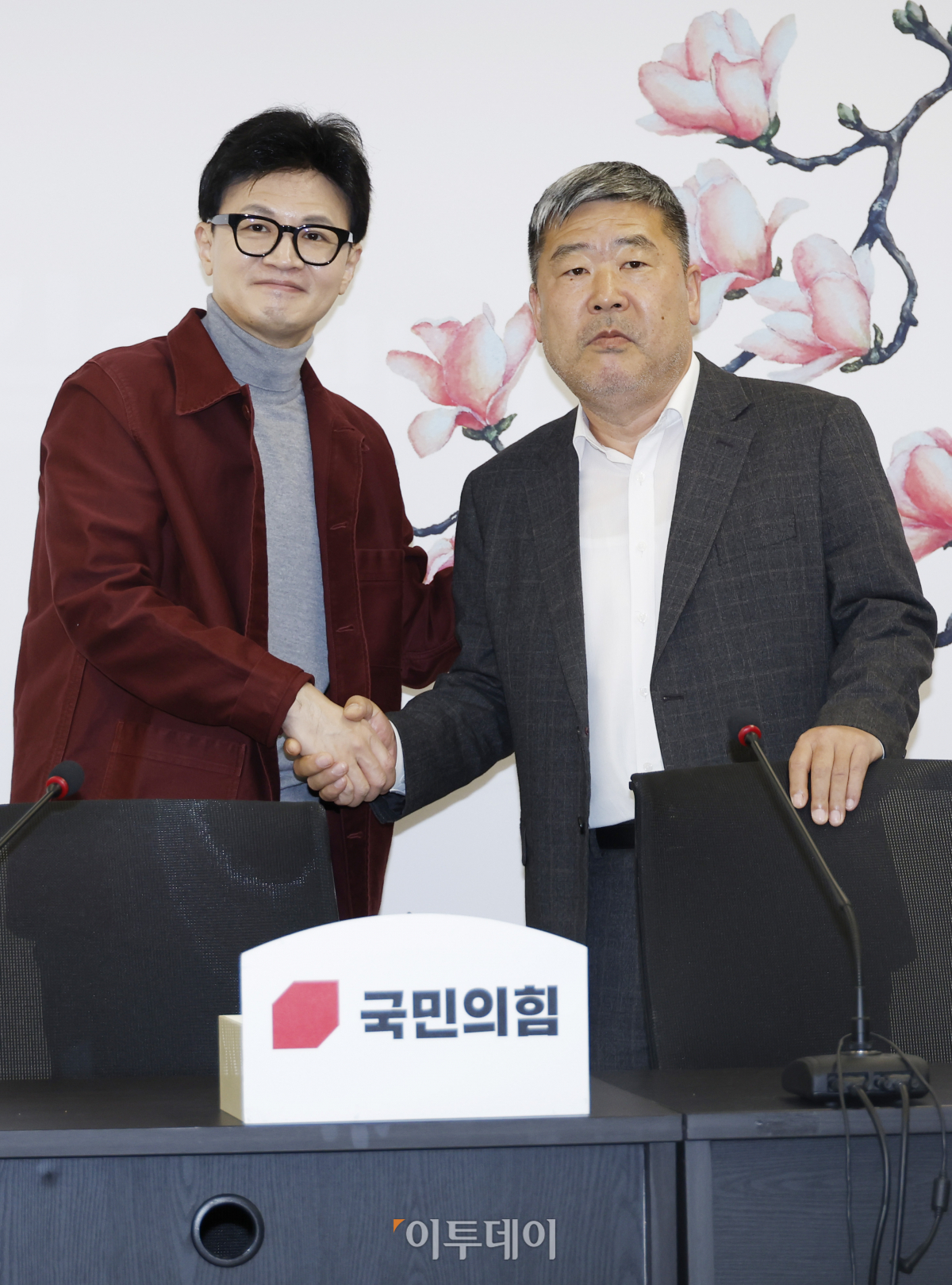 ▲한동훈 국민의힘 비상대책위원장이 7일 오전 서울 영등포구 국민의힘 중앙당사에서 김동명 한국노동조합총연맹 위원장을 접견하고 있다. 조현호 기자 hyunho@