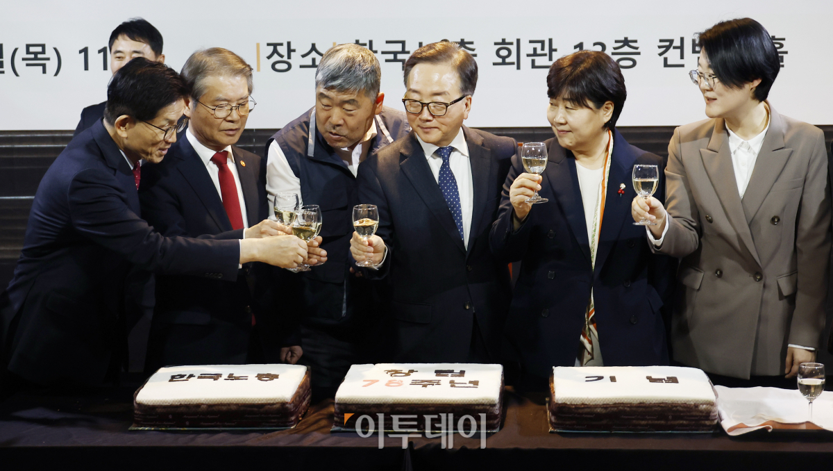 ▲7일 서울 영등포구 한국노총 회관에서 열린 한국노총 창립78주년 기념식 및 후원의날 행사에서 참석자들이 건배를 하고 있다. 왼쪽부터 김문수 경제사회노동위원회 위원장, 이정식 고용노동부 장관, 김동명 한국노동조합총연맹 위원장, 이동근 한국경영자총협회 상근부회장, 서영교 더불어민주당 의원, 윤희숙 진보당 상임대표. 조현호 기자 hyunho@