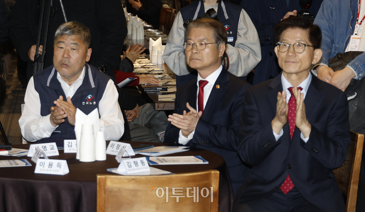 ▲김동명 한국노동조합총연맹 위원장, 이정식 고용노동부 장관, 김문수 경제사회노동위원회 위원장이 7일 서울 영등포구 한국노총 회관에서 열린 한국노총 창립78주년 기념식 및 후원의날 행사에서 박수를 치고 있다 조현호 기자 hyunho@
