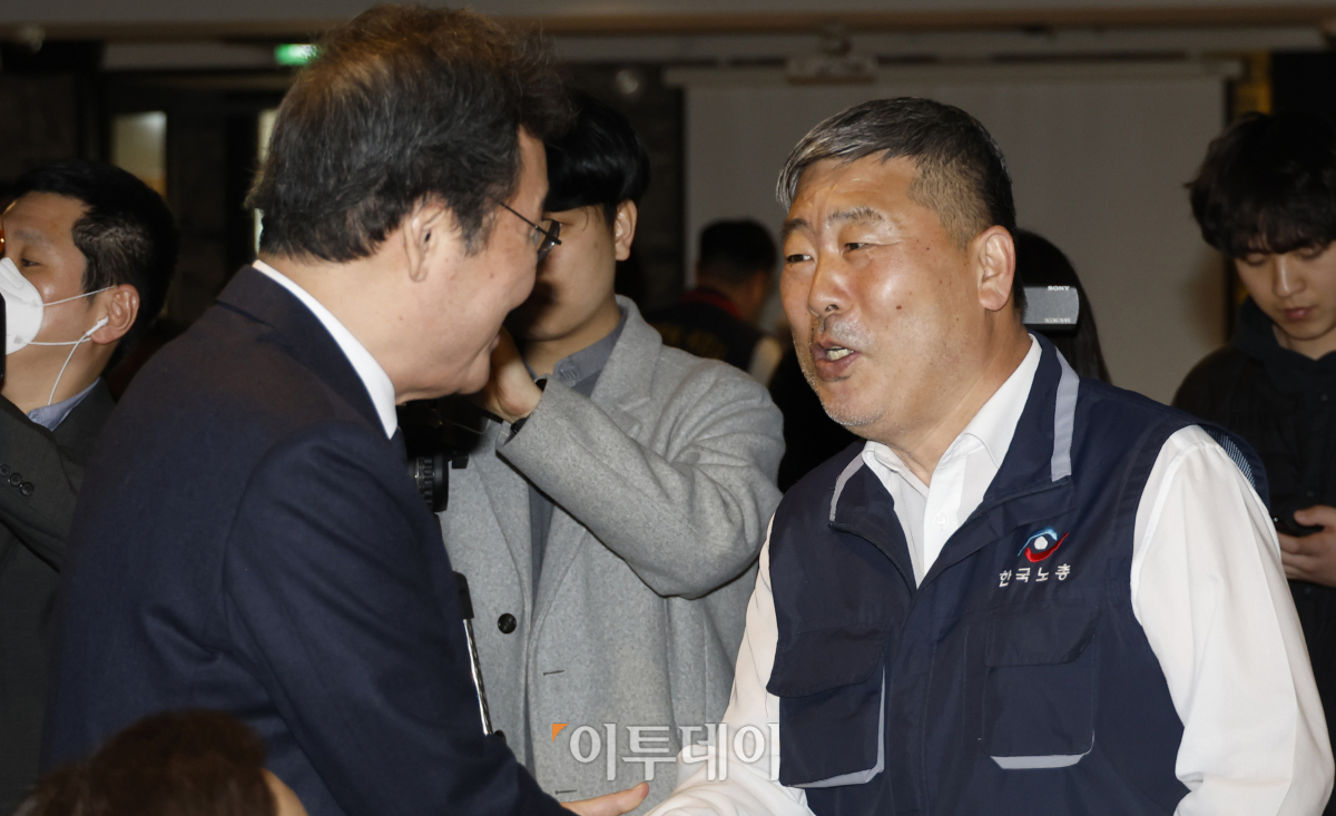 ▲이낙연(왼쪽) 새로운미래 공동대표와 김동명 한국노동조합총연맹 위원장이 7일 서울 영등포구 한국노총 회관에서 열린 한국노총 창립78주년 기념식 및 후원의날 행사에서 악수를 하고 있다. 조현호 기자 hyunho@