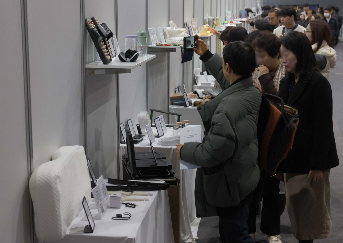 ▲7일 서울 강남구 세텍에서 열린 ‘2024 코리아 이커머스 페어’에서 참관객들이 상품을 살펴보고 있다. 9일까지 진행되는 이커머스 페어는 전자상거래 전문 전시회로 온라인 창업에 관심 있는 예비 창업자 및 상품 공급사를 비롯해 이커머스 전문 서비스 기업, 물류 및 마케팅 등 다양한 기업들이 참가한다. 신태현 기자 holjjak@