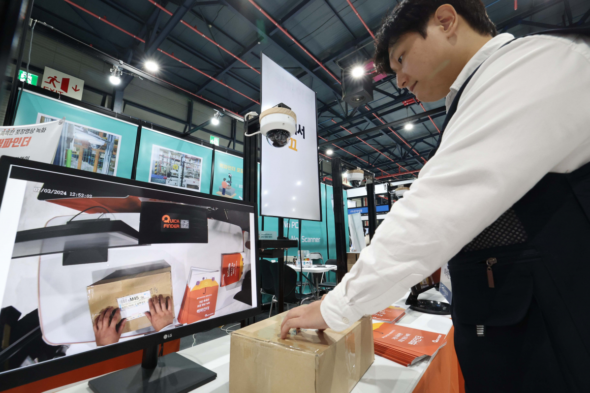 ▲7일 서울 강남구 세텍에서 열린 ‘2024 코리아 이커머스 페어’에서 관계자가 상품포장영상 녹화 솔루션을 시연하고 있다. 9일까지 진행되는 이커머스 페어는 전자상거래 전문 전시회로 온라인 창업에 관심 있는 예비 창업자 및 상품 공급사를 비롯해 이커머스 전문 서비스 기업, 물류 및 마케팅 등 다양한 기업들이 참가한다. 신태현 기자 holjjak@