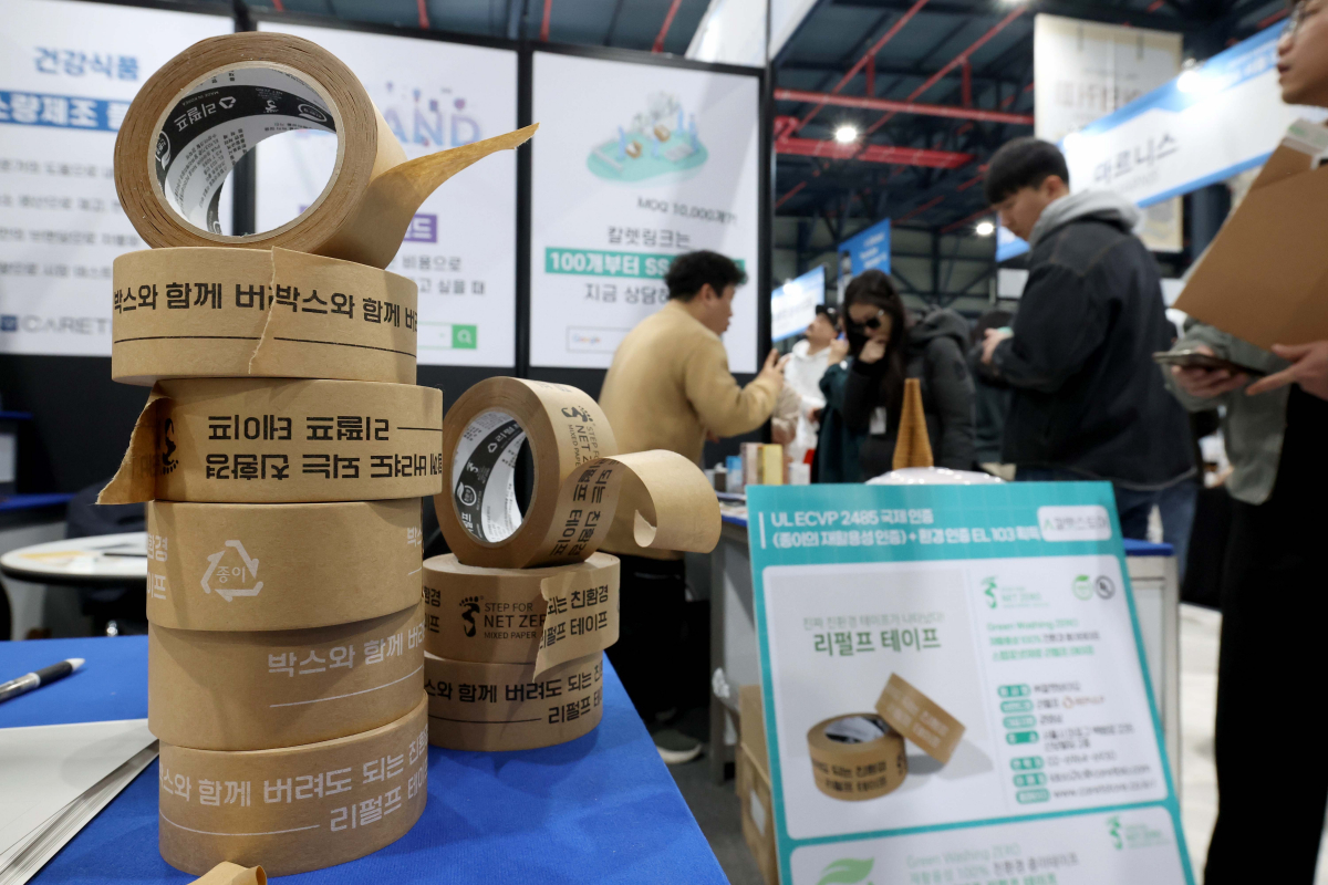 ▲7일 서울 강남구 세텍에서 열린 ‘2024 코리아 이커머스 페어’에 박스 포장용 친환경 테이프가 전시돼 있다. 9일까지 진행되는 이커머스 페어는 전자상거래 전문 전시회로 온라인 창업에 관심 있는 예비 창업자 및 상품 공급사를 비롯해 이커머스 전문 서비스 기업, 물류 및 마케팅 등 다양한 기업들이 참가한다. 신태현 기자 holjjak@