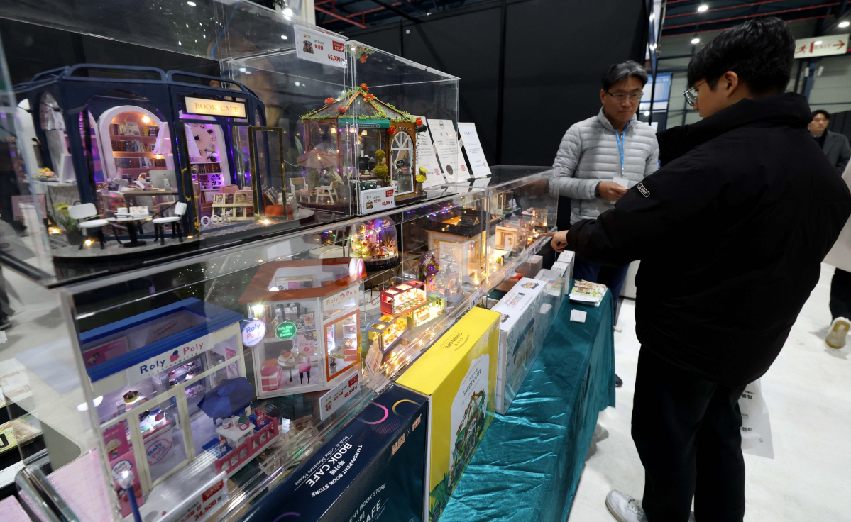 ▲7일 서울 강남구 세텍에서 열린 ‘2024 코리아 이커머스 페어’에서 참관객들이 상품을 살펴보고 있다. 9일까지 진행되는 이커머스 페어는 전자상거래 전문 전시회로 온라인 창업에 관심 있는 예비 창업자 및 상품 공급사를 비롯해 이커머스 전문 서비스 기업, 물류 및 마케팅 등 다양한 기업들이 참가한다. 신태현 기자 holjjak@