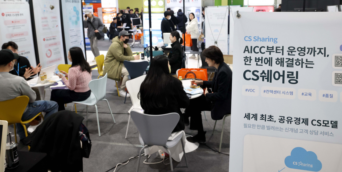 ▲7일 서울 강남구 세텍에서 열린 ‘2024 코리아 이커머스 페어’에서 참관객들이 상담을 하고 있다. 9일까지 진행되는 이커머스 페어는 전자상거래 전문 전시회로 온라인 창업에 관심 있는 예비 창업자 및 상품 공급사를 비롯해 이커머스 전문 서비스 기업, 물류 및 마케팅 등 다양한 기업들이 참가한다. 신태현 기자 holjjak@