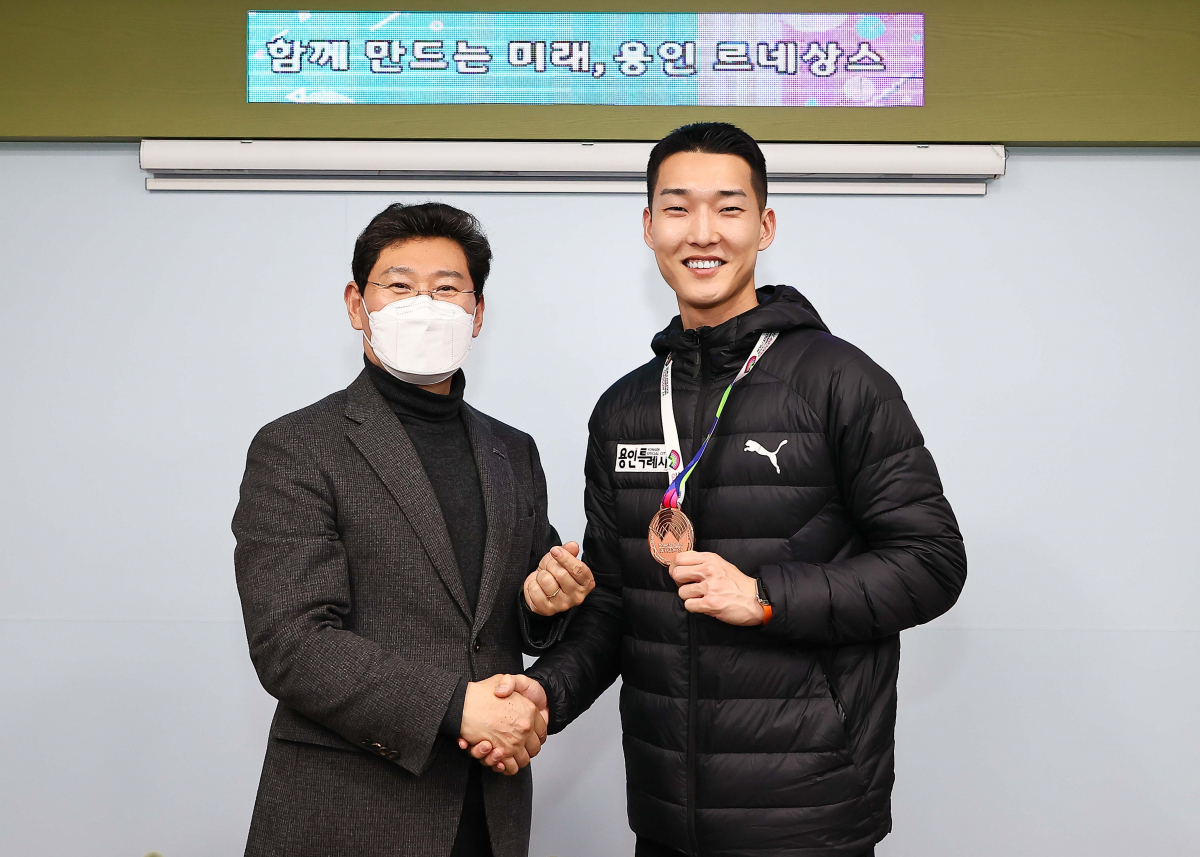 ▲이상일 용인특례시장이 시장실을 방문한 우상혁 선수를 격려했다. 이상일 시장은 가벼운 감기 기운으로 마스크를 쓰고 사진을 촬영했다. (용인시)