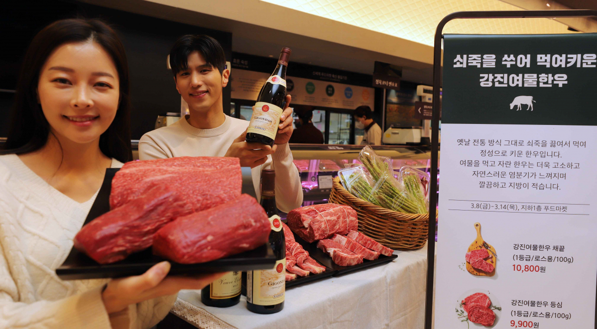 ▲7일 신세계백화점 모델들이 강남점에서 옛날 전통방식 그대로 쇠죽을 끓여서 먹인 '강진 여물 한우'를 업계 단독으로 선보인다. (사진제공=신세계백화점)