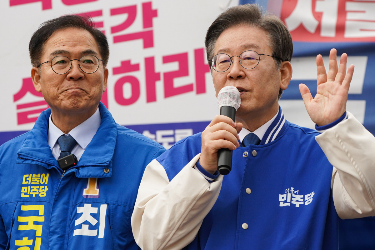 ▲<YONHAP PHOTO-2767> 기자회견 연 이재명 대표    (양평=연합뉴스) 한종찬 기자 = 더불어민주당 이재명 대표가 7일 오전 경기도 양평군청 앞에 마련된 서울·양평 고속도로 국정농단 진상규명 촉구 농성장에서 기자회견을 하고 있다. 2024.3.7 [공동취재]    saba@yna.co.kr/2024-03-07 13:11:55/<저작권자 ⓒ 1980-2024 ㈜연합뉴스. 무단 전재 재배포 금지, AI 학습 및 활용 금지>