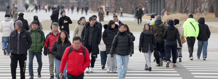 ▲서울 최저기온이 -6도를 기록하며 전국적으로 '꽃샘추위'가 이어진 2일 서울 종로구 세종대로에서 두꺼운 옷차림을 한 시민들이 길을 걷고 있다. (뉴시스)