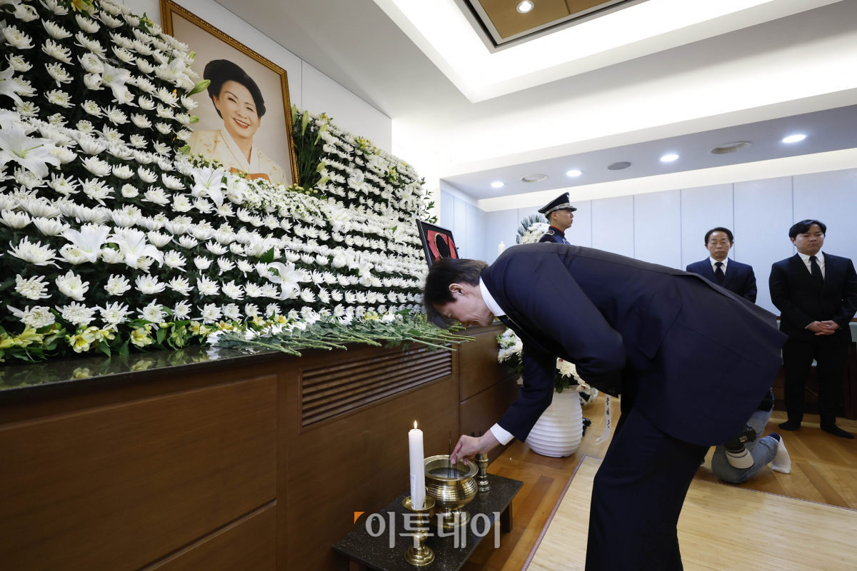 ▲조국 조국혁신당 대표가 8일 서울 종로구 서울대병원 장례식장에 마련된 故 김영삼 전 대통령 부인 손명순 여사의 빈소를 찾아 조문하고 있다. 조현호 기자 hyunho@