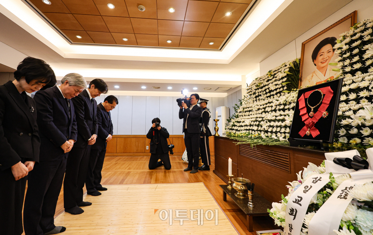 ▲조국 조국혁신당 대표가 8일 서울 종로구 서울대병원 장례식장에 마련된 김영삼 前 대통령의 부인 손명순 여사의 빈소를 찾아 조문하고 있다. 조현호 기자 hyunho@