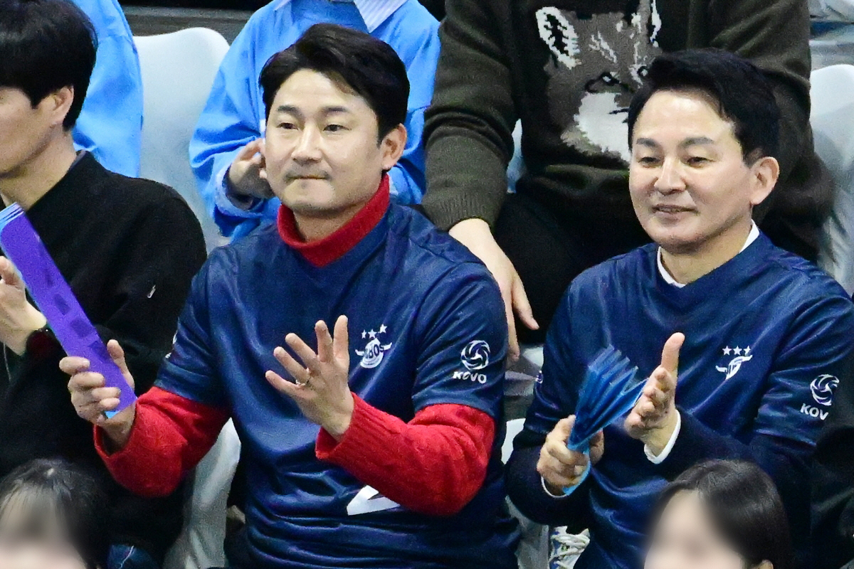 ▲제22대 국회의원 선거 인천 계양(을) 지역에 출마한 원희룡 전 국토교통부 장관(오른쪽)과 원 전 장관의 후원회장인 전 축구 국가대표 이천수가 6일 오후 인천계양체육관에서 열린 도드람 V리그 프로배구 남자부 6라운드 대한항공과 우리카드의 경기를 관람하고 있다. (사진제공=KOVO/연합뉴스)