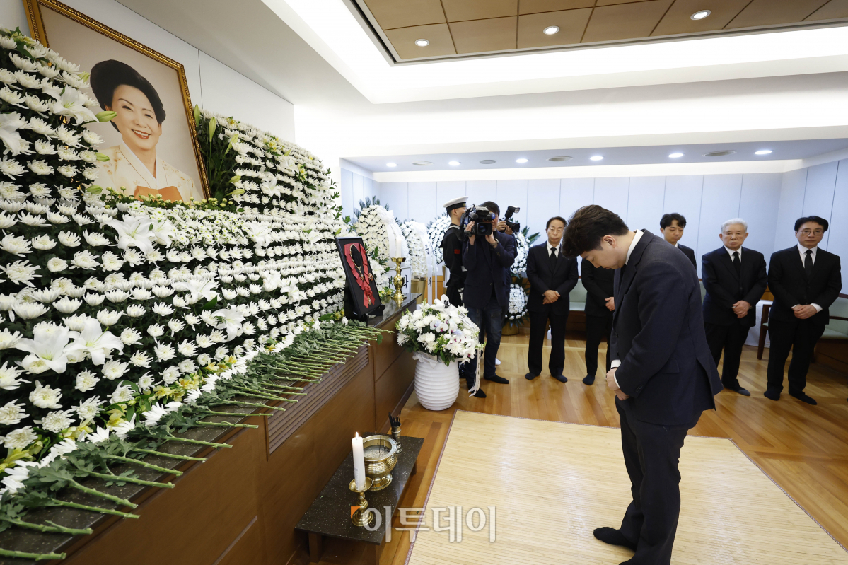 ▲이준석 개혁신당 대표가 8일 서울 종로구 서울대병원 장례식장에 마련된 故 김영삼 전 대통령 부인 손명순 여사의 빈소를 찾아 조문하고 있다. 조현호 기자 hyunho@