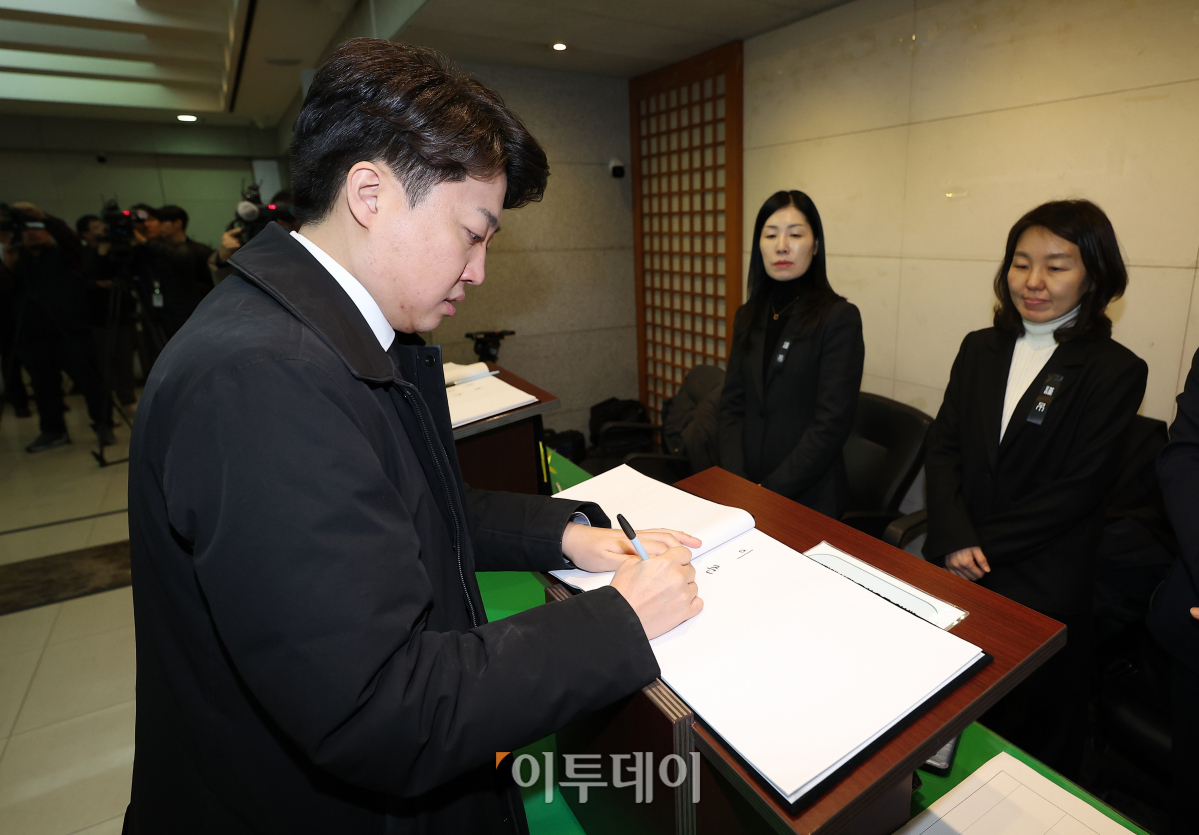 ▲이준석 개혁신당 대표가 8일 서울 종로구 서울대병원 장례식장에 마련된 故 김영삼 전 대통령 부인 손명순 여사의 빈소를 찾아 방명록을 작성하고 있다. 조현호 기자 hyunho@