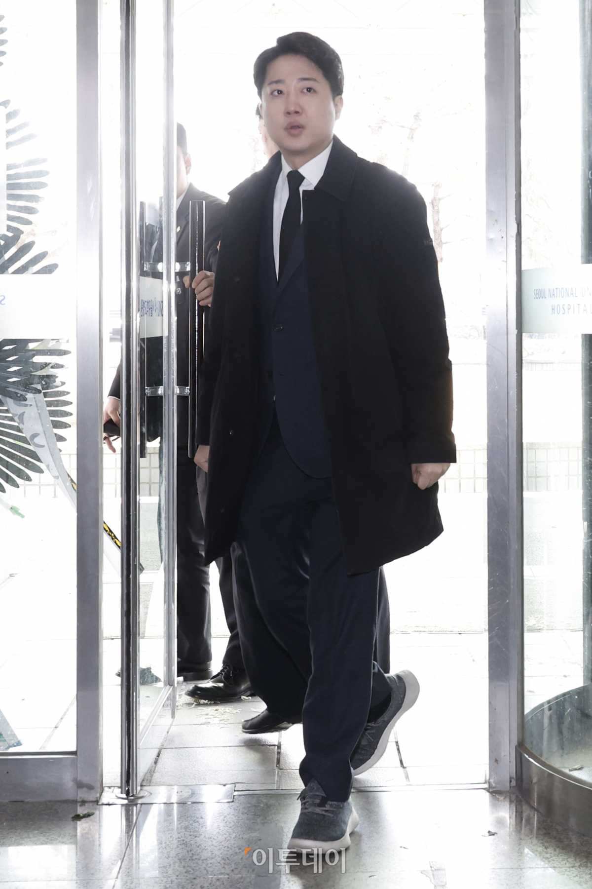 ▲이준석 개혁신당 대표가 8일 서울 종로구 서울대병원 장례식장에 마련된 故 김영삼 전 대통령 부인 손명순 여사의 빈소에 조문하기 위해 들어서고 있다. 조현호 기자 hyunho@