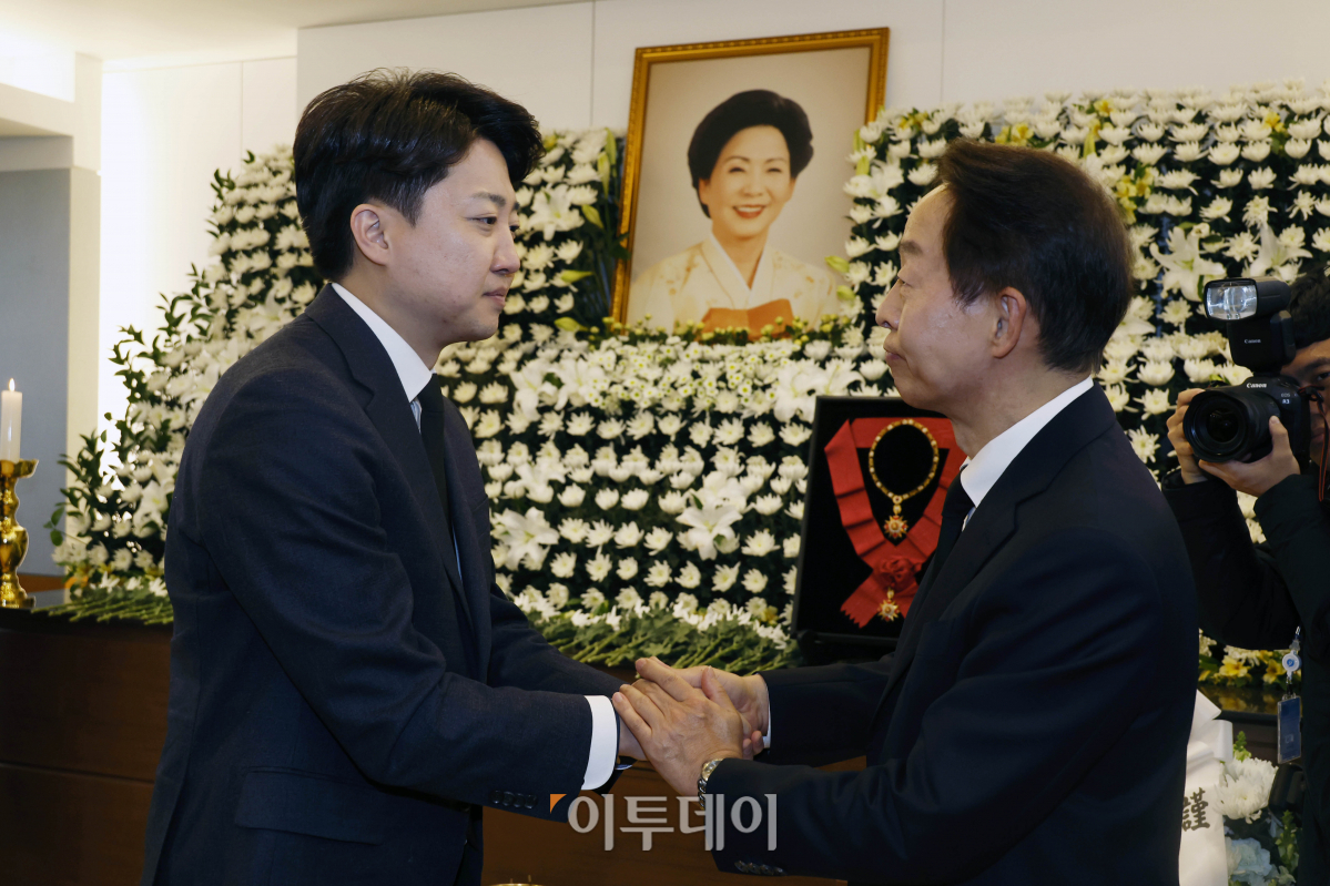 ▲이준석 개혁신당 대표가 8일 서울 종로구 서울대병원 장례식장에 마련된 故 김영삼 전 대통령 부인 손명순 여사의 빈소를 찾아 김 전 대통령 차남 김현철 김영상대통령기념재단 이사장을 위로하고 있다. 조현호 기자 hyunho@