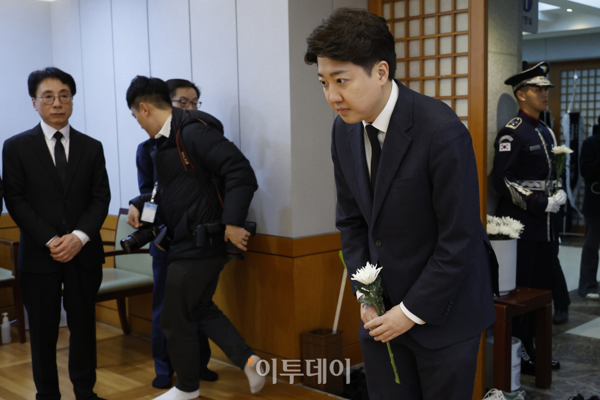 ▲이준석 개혁신당 대표가 8일 서울 종로구 서울대병원 장례식장에 마련된 故 김영삼 전 대통령 부인 손명순 여사의 빈소를 찾아 조문하고 있다. 조현호 기자 hyunho@