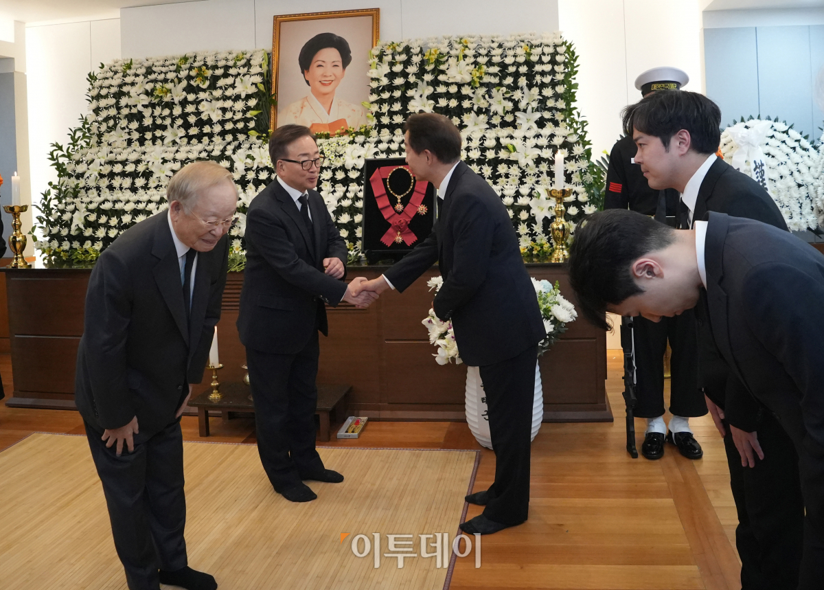 ▲손경식(왼쪽) 한국경영자총협회 회장이 8일 서울 종로구 서울대학교병원 장례식장에 마련된 故 김영삼 전 대통령 부인 손명순 여사의 빈소를 찾아 유가족을 위로하고 있다. 조현호 기자 hyunho@
