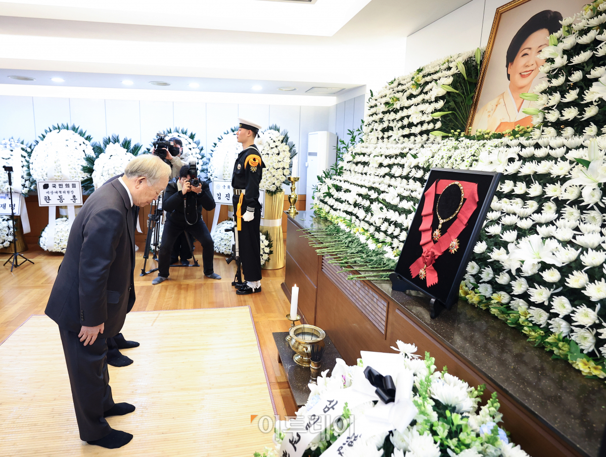 ▲손경식 한국경영자총협회 회장이 8일 서울 종로구 서울대병원 장례식장에 마련된 故 김영삼 전 대통령 부인 손명순 여사의 빈소를 찾아 조문하고 있다. 조현호 기자 hyunho@