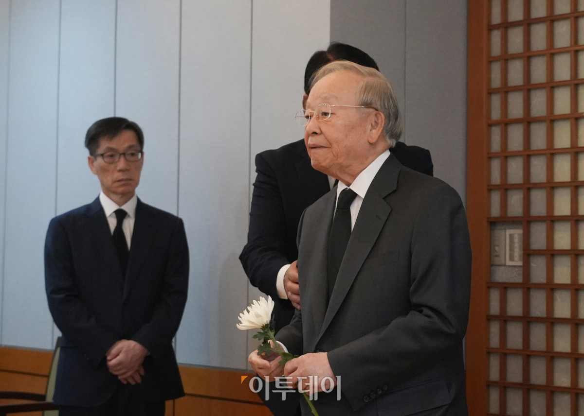 ▲손경식 한국경영자총협회 회장이 8일 서울 종로구 서울대학교병원 장례식장에 마련된 故 김영삼 전 대통령 부인 손명순 여사의 빈소를 찾아 조문하고 있다. 조현호 기자 hyunho@