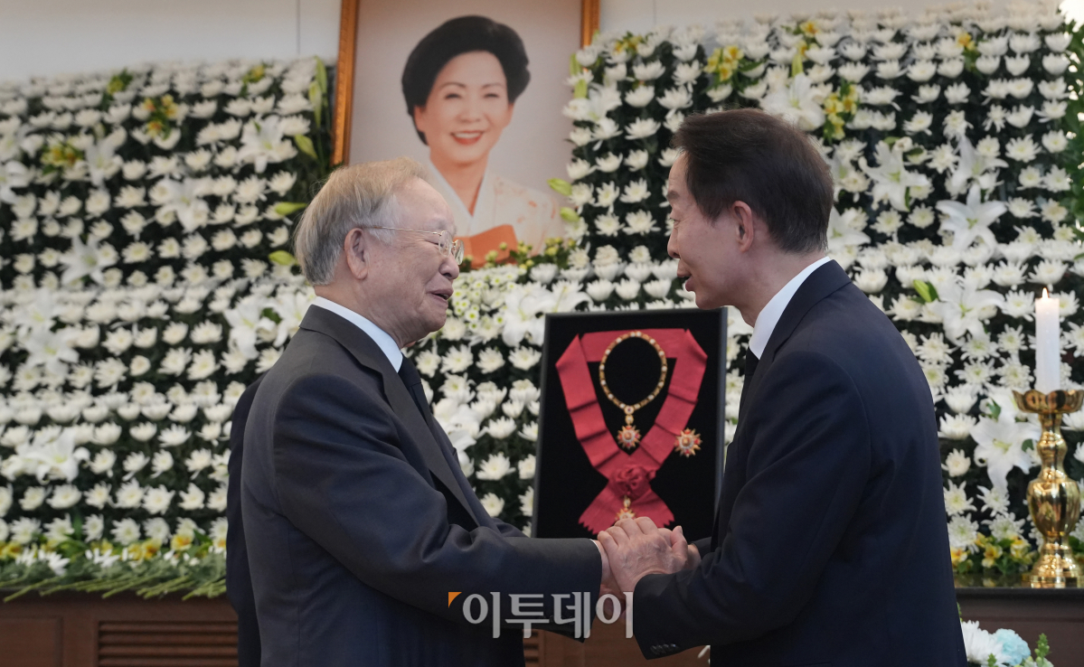 ▲손경식 한국경영자총협회 회장(오른쪽)이 8일 서울 종로구 서울대병원 장례식장에 마련된 故 김영삼 전 대통령 부인 손명순 여사의 빈소를 찾아 김현철 김영삼대통령기념재단 이사장을 위로하고 있다. 조현호 기자 hyunho@