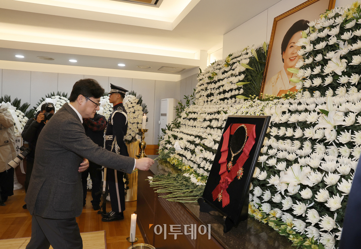 ▲홍익표 더불어민주당 원내대표가 8일 서울 종로구 서울대학교병원 장례식장에 마련된 故 김영삼 전 대통령 부인 손명순 여사의 빈소를 찾아 조문하고 있다. 조현호 기자 hyunho@
