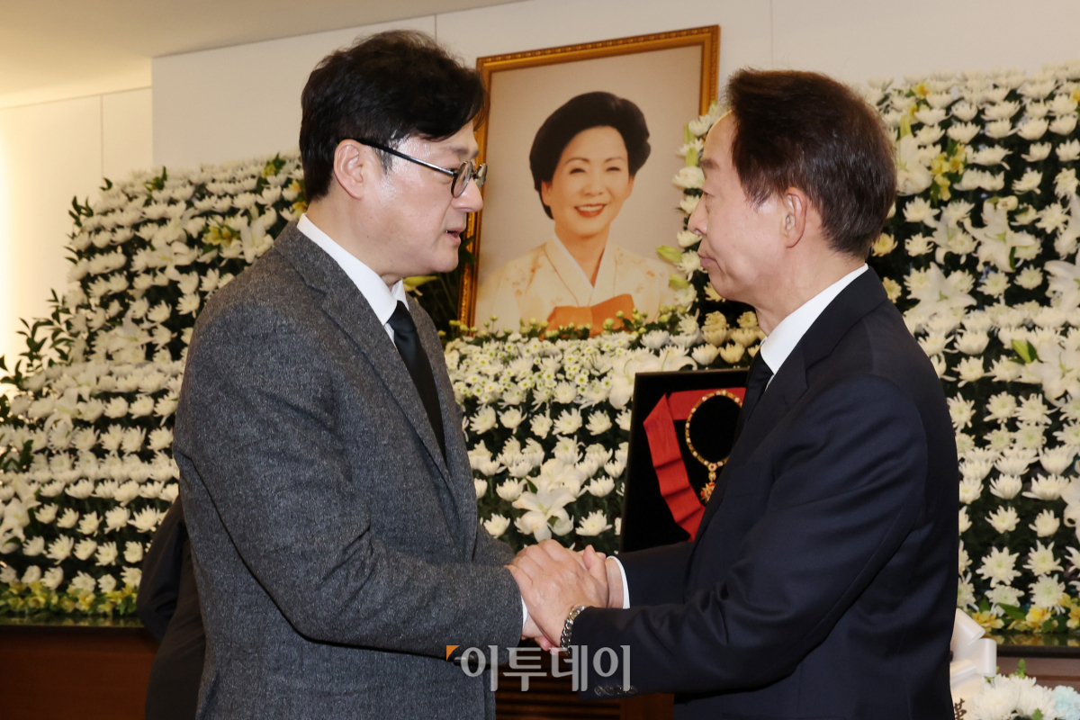▲홍익표 더불어민주당 원내대표가 8일 서울 종로구 서울대병원 장례식장에 마련된 故 김영삼 전 대통령 부인 손명순 여사의 빈소를 찾아 김현철 김영삼대통령기념재단 이사장을 위로하고 있다. 조현호 기자 hyunho@