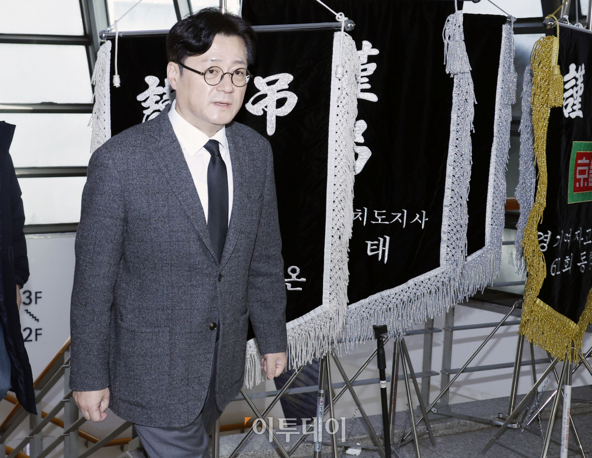 ▲홍익표 더불어민주당 원내대표가 8일 오전 서울 종로구 서울대병원 장례식장에 마련된 故 김영삼 전 대통령 부인 손명순 여사의 빈소에 조문하기 위해 들어서고 있다. 조현호 기자 hyuhno@
