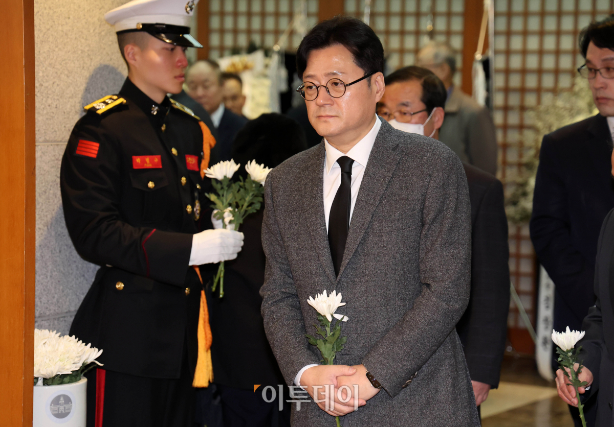 ▲홍익표 더불어민주당 원내대표가 8일 서울 종로구 서울대학교병원 장례식장에 마련된 故 김영삼 전 대통령 부인 손명순 여사의 빈소를 찾아 조문하고 있다. 조현호 기자 hyunho@
