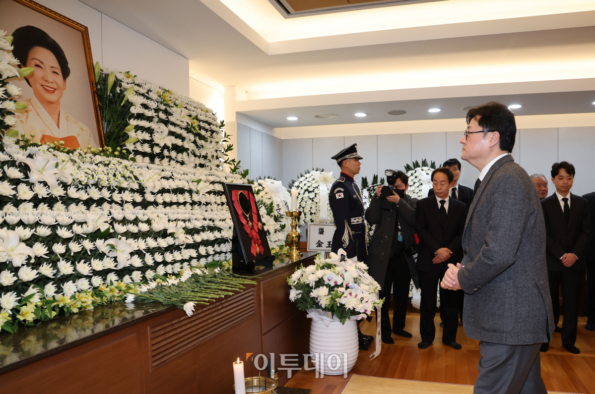 ▲홍익표 더불어민주당 원내대표가 8일 서울 종로구 서울대학교병원 장례식장에 마련된 故 김영삼 전 대통령 부인 손명순 여사의 빈소를 찾아 조문하고 있다. 조현호 기자 hyunho@