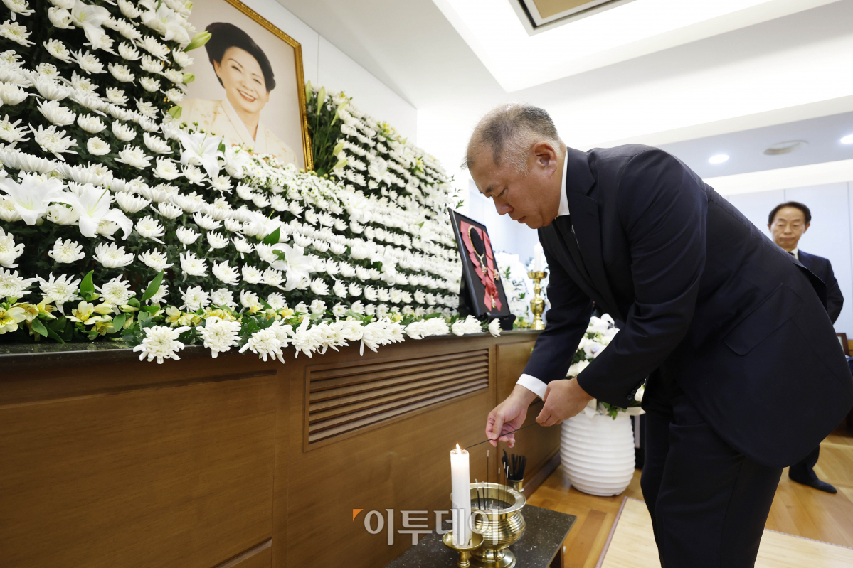 ▲정의선 현대자동차그룹 회장이 8일 서울 종로구 서울대학교병원 장례식장에 마련된 故 김영삼 전 대통령 부인 손명순 여사의 빈소를 찾아 조문하고 있다. 조현호 기자 hyunho@