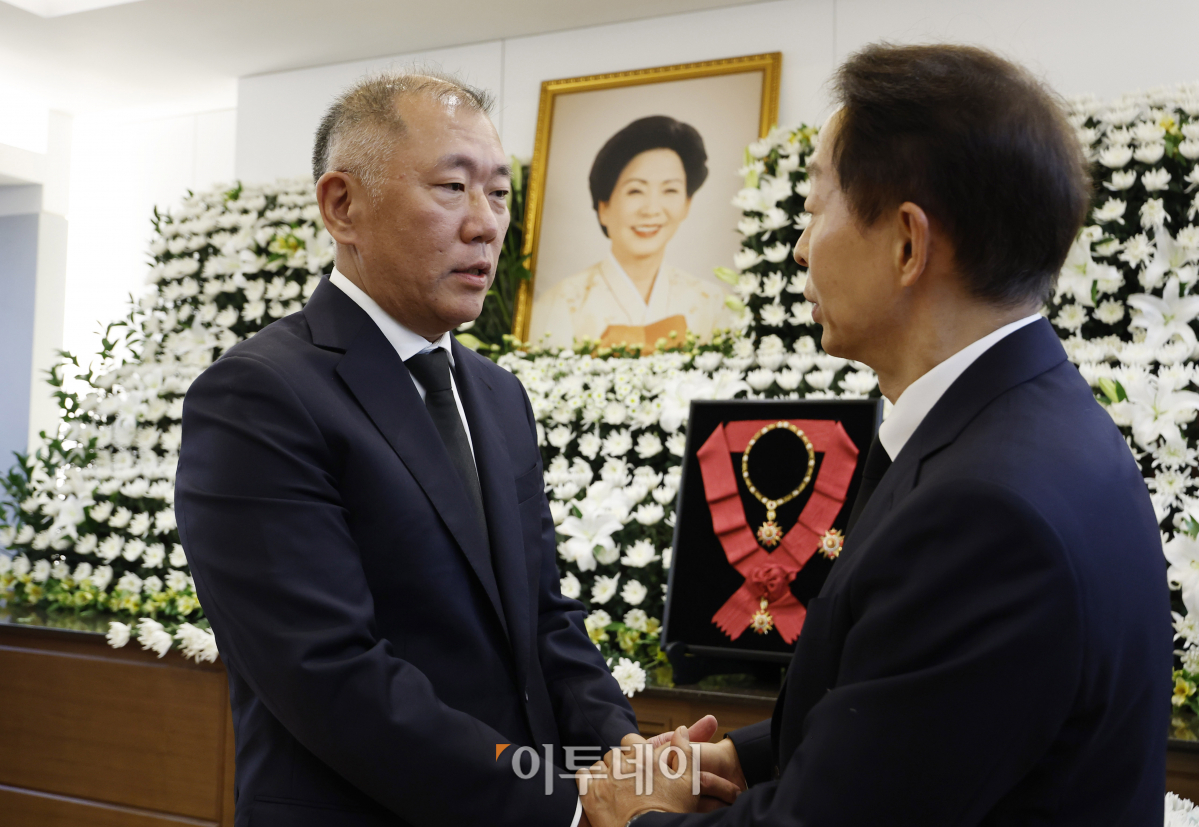 ▲정의선 현대자동차그룹 회장이 8일 서울 종로구 서울대학교병원 장례식장에 마련된 故 김영삼 전 대통령 부인 손명순 여사의 빈소를 찾아 김 전 대통령 차남 김현철 김영삼대통령기념재단 이사장을 위로하고 있다. 조현호 기자 hyunho@
