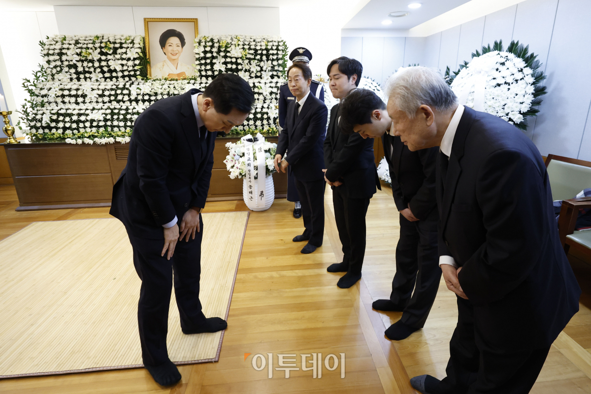 ▲김기현 국민의힘 의원이 8일 서울 종로구 서울대병원 장례식장에 마련된 故 김영삼 전 대통령 부인 손명순 여사의 빈소를 찾아 조문을 마친 뒤 유가족애게 인사를 하고 있다. 조현호 기자 hyunho@