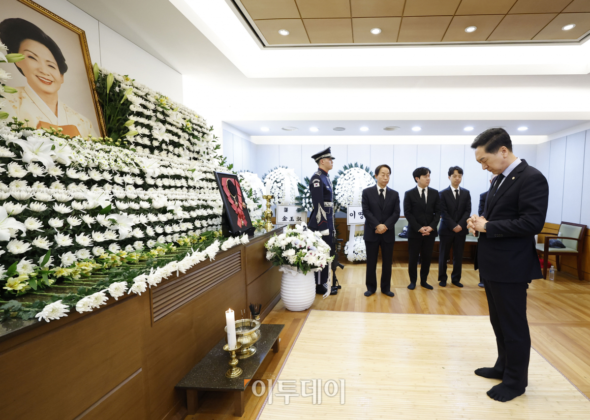 ▲김기현 국민의힘 의원이 8일 서울 종로구 서울대병원 장례식장에 마련된 故 김영삼 전 대통령 부인 손명순 여사의 빈소를 찾아 조문하고 있다. 조현호 기자 hyunho@