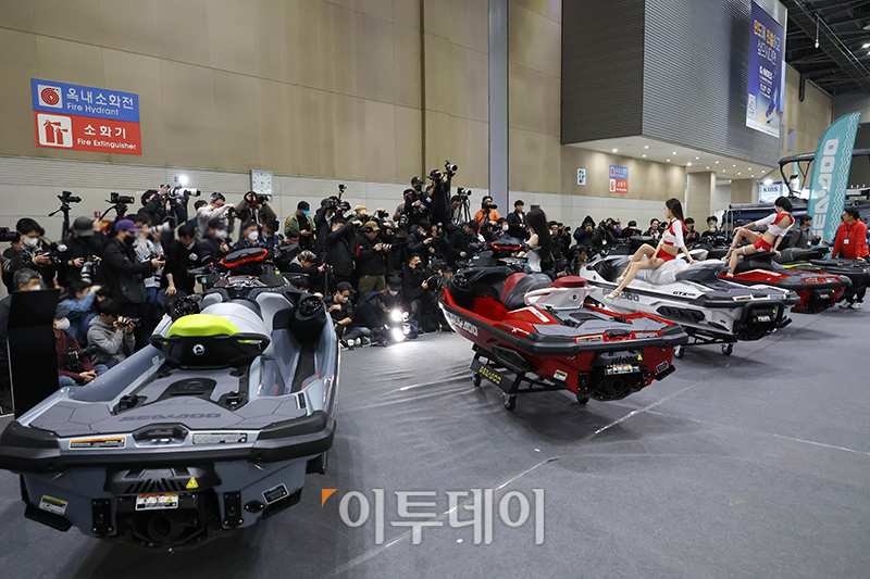 ▲2024 경기국제보트쇼가 개막한 8일 경기 일산 킨텍스 제1전시장에서 모델들이 보트 앞에서 포즈를 취하고 있다. 10일까지 열리는 이번 행사는 올해 17회째로서 한국국제낚시박람회와 동시에 개최된다. 고이란 기자 photoeran@