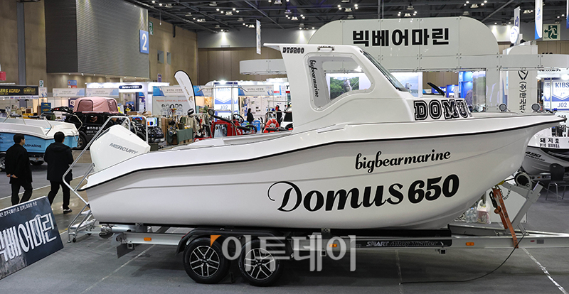 ▲2024 경기국제보트쇼가 개막한 8일 경기 일산 킨텍스 제1전시장에서 관람객들이 전시장을 둘러보고 있다. 10일까지 열리는 이번 행사는 올해 17회째로서 한국국제낚시박람회와 동시에 개최된다. 고이란 기자 photoeran@