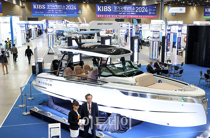 ▲2024 경기국제보트쇼가 개막한 8일 경기 일산 킨텍스 제1전시장에서 관람객들이 전시장을 둘러보고 있다. 10일까지 열리는 이번 행사는 올해 17회째로서 한국국제낚시박람회와 동시에 개최된다. 고이란 기자 photoeran@
