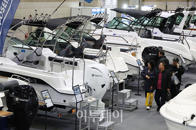 ▲2024 경기국제보트쇼가 개막한 8일 경기 일산 킨텍스 제1전시장에서 관람객들이 전시장을 둘러보고 있다. 10일까지 열리는 이번 행사는 올해 17회째로서 한국국제낚시박람회와 동시에 개최된다. 고이란 기자 photoeran@