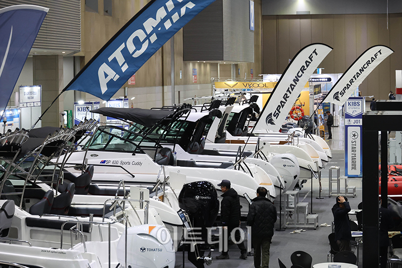 ▲2024 경기국제보트쇼가 개막한 8일 경기 일산 킨텍스 제1전시장에서 관람객들이 전시장을 둘러보고 있다. 10일까지 열리는 이번 행사는 올해 17회째로서 한국국제낚시박람회와 동시에 개최된다. 고이란 기자 photoeran@