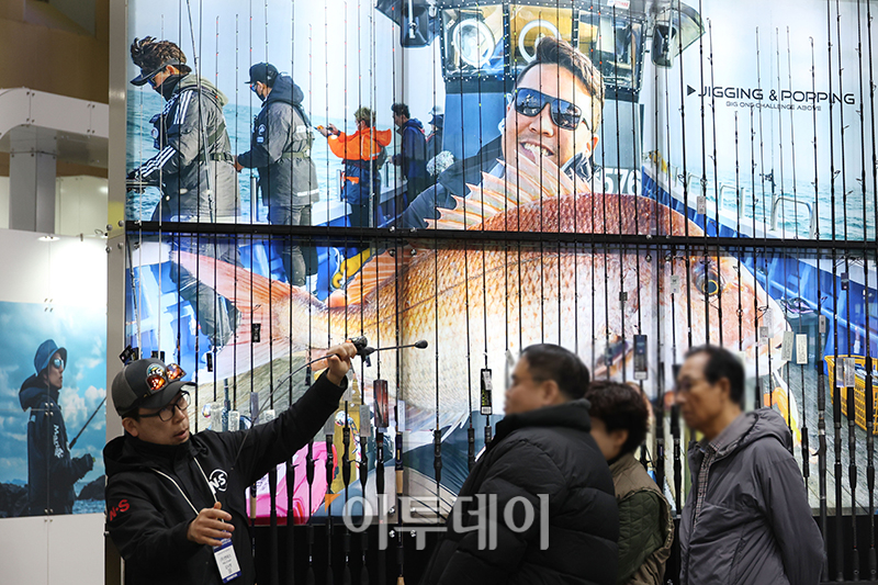 ▲2024 경기국제보트쇼가 개막한 8일 경기 일산 킨텍스 제1전시장에서 관람객들이 전시장을 둘러보고 있다. 10일까지 열리는 이번 행사는 올해 17회째로서 한국국제낚시박람회와 동시에 개최된다. 고이란 기자 photoeran@