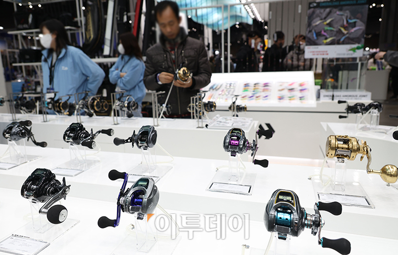 ▲2024 경기국제보트쇼가 개막한 8일 경기 일산 킨텍스 제1전시장에서 관람객들이 전시장을 둘러보고 있다. 10일까지 열리는 이번 행사는 올해 17회째로서 한국국제낚시박람회와 동시에 개최된다. 고이란 기자 photoeran@