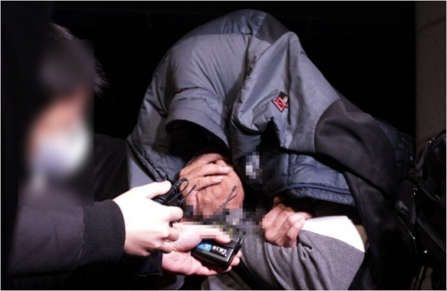 ▲충남 아산의 한 새마을금고에 침입해 현금 1억여 원을 훔쳐 달아난 40대 남성. (연합뉴스)