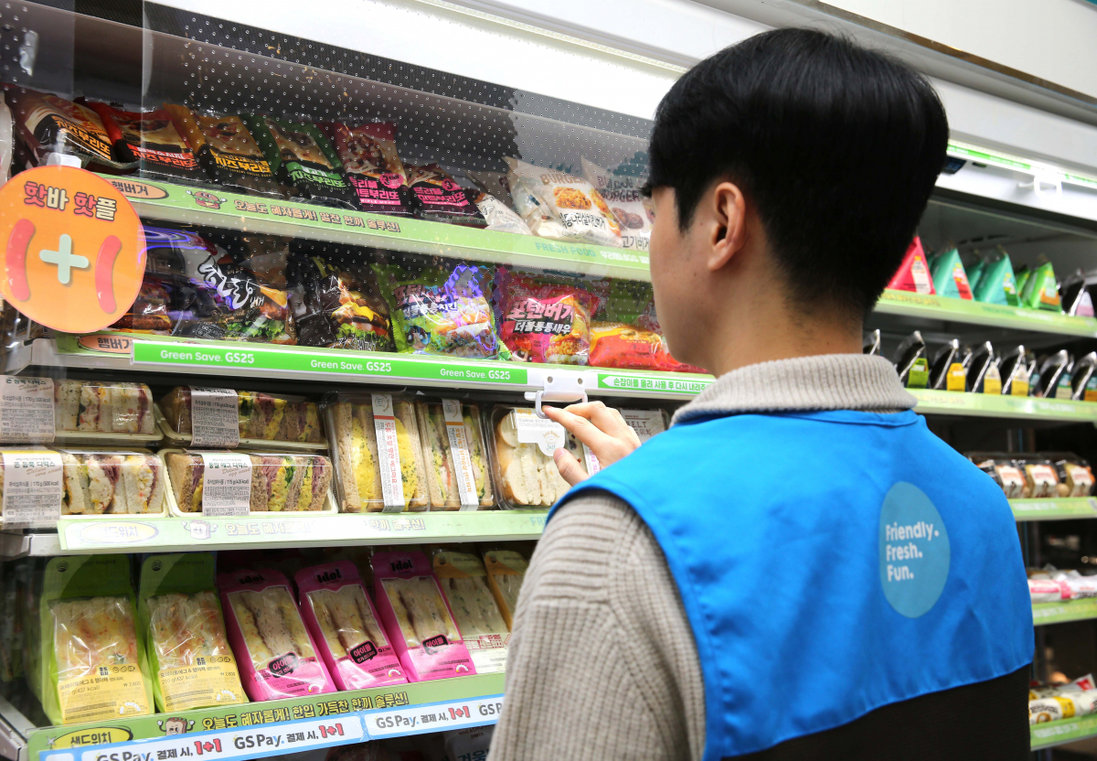 ▲GS25에서 모델이 에코커버를 바라보고 있다. (사진제공=GS리테일)