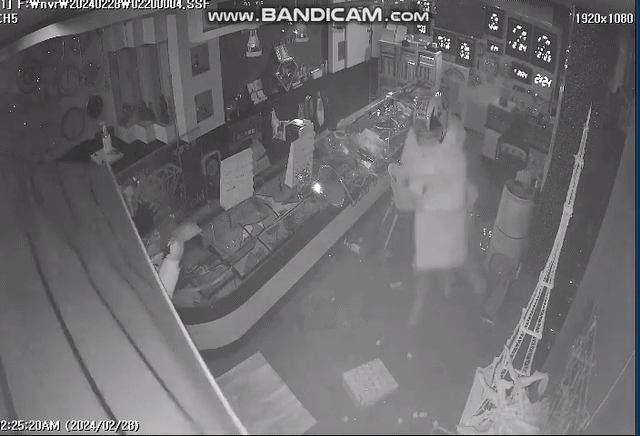 ▲30초 만에 금은방을 털고 도주하는 2인조. (연합뉴스)