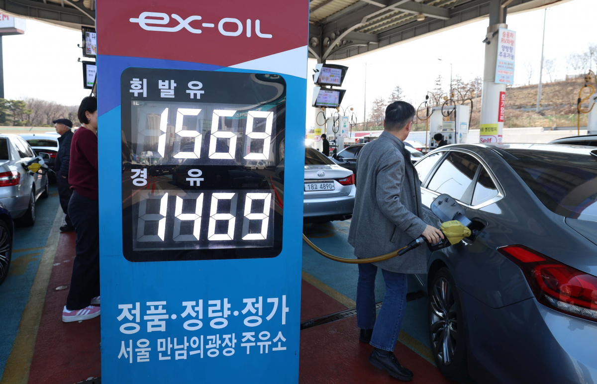 ▲10일 서울 서초구 만남의광장 휴게소 주유소에서 시민들이 주유를 하고있다. 전국 휘발유와 경유 가격이 6주째 오름세를 이어가는 가운데 오름폭은 크게 둔화된 것으로 나타났다. 한국석유공사 유가정보 공시 서비스 오피넷에 따르면 이달 첫째 주 전국 주유소에서 판매된 휘발유 평균 가격은 리터당 1639.1원으로 전주보다 3.7원 올랐다. 신태현 기자 holjjak@
