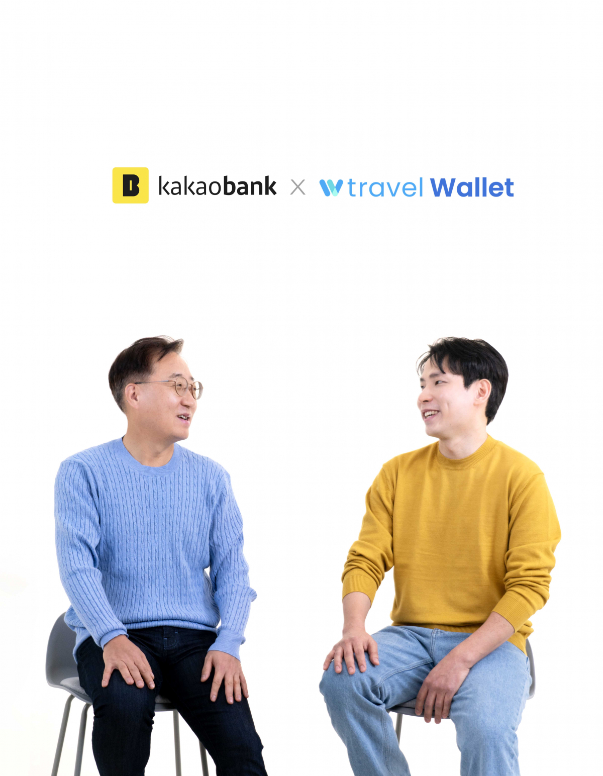 ▲윤호영 카카오뱅크 대표이사(왼쪽)와 김형우 트래블월렛 대표가 지난 7일 카카오뱅크 판교오피스에서 업무협약식을 진행하고 있다.  (사진제공= 카카오뱅크)