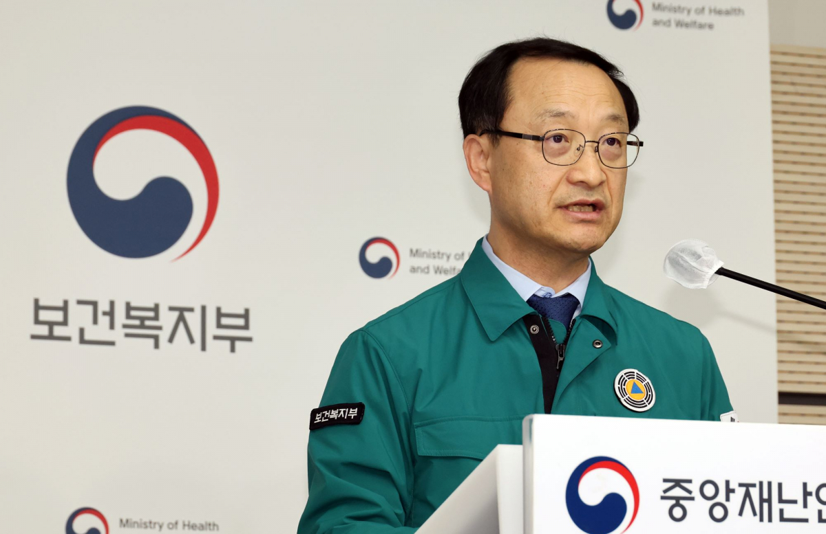 ▲전병왕 '의사 집단행동 중앙재난안전대책본부(중대본) 1통제관(보건복지부 보건의료정책실장)이 7일 정부세종청사에서 진행된 브리핑에서 중대본 회의 결과 등을 발표하고 있다. (뉴시스)